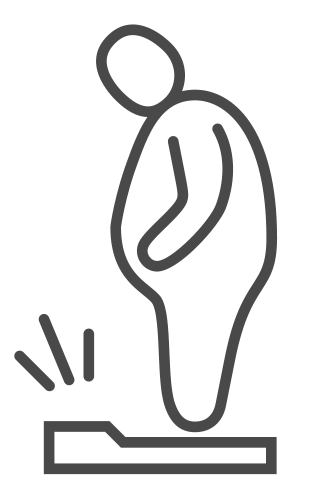 Natural Pharmaceuticals OmegaMarine™ Premium Fekete-fehér ikon, amely egy mérlegen álló elhízott személy sziluettjét ábrázolja. Az alaknak gömbölyded a hasa, karjai a teste mentén helyezkednek el, és egy téglalap alakú alapon áll, amely egy fürdőszobai mérleget szimbolizál.